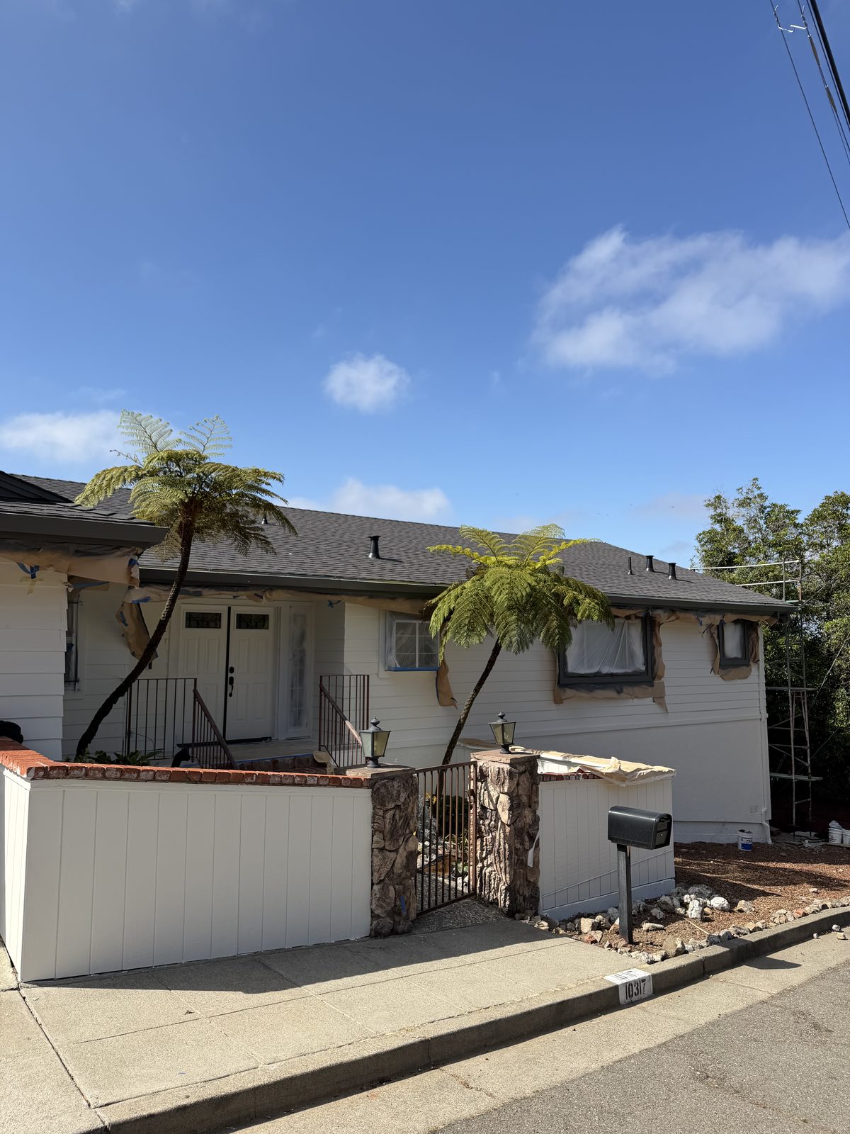 Single-story ranch home exterior painting project in Oakland by Wilmar's Painting